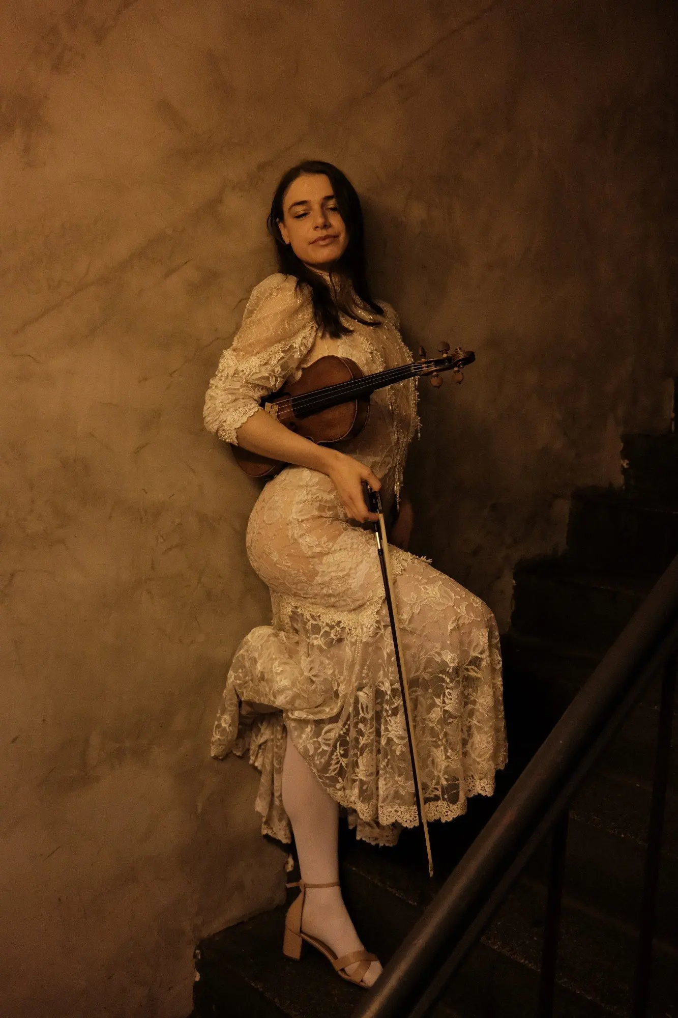 Musician portraits and group photos, Berlin: The violinist in an old stairwell