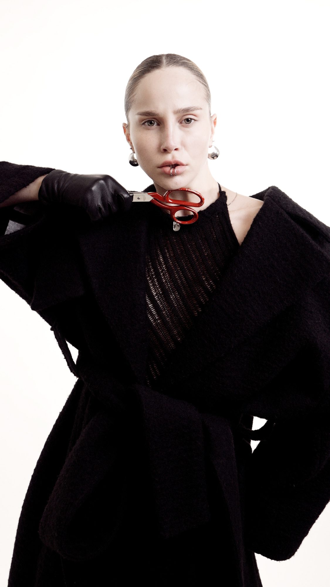 Fashion editorial photography: black on white, photo 8